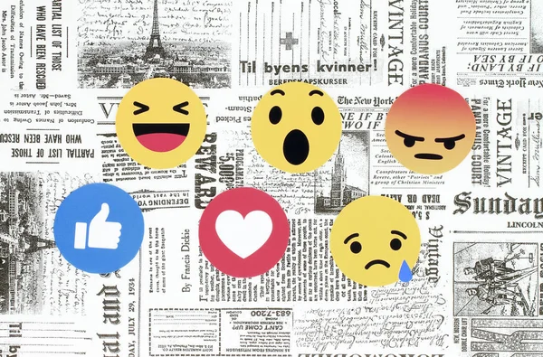 Reações de Emoji empática Facebook sobre fundo jornal retrô — Fotografia de Stock