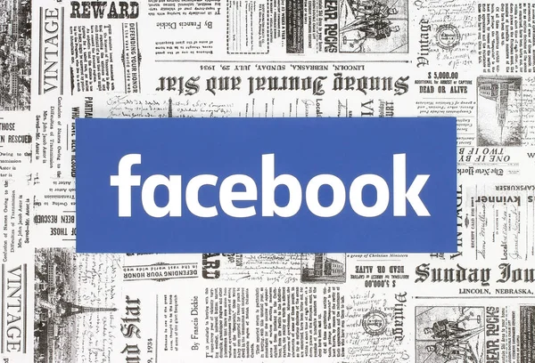Logo Facebook pada latar belakang surat kabar retro — Stok Foto