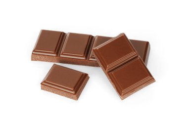 Beyaz arka planda izole edilmiş siyah çikolata parçaları