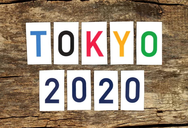 Tokyo 2020 Cuvinte Imprimate Hârtie Fundal Vechi Din Lemn Close — Fotografie, imagine de stoc