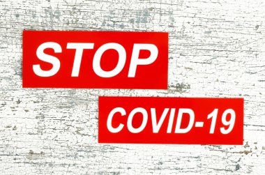 Tahta arka planda Covid-19 virüsünü durdur