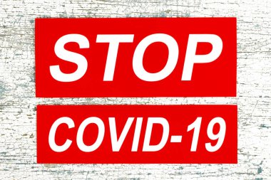Tahta arka planda Covid-19 virüsünü durdur