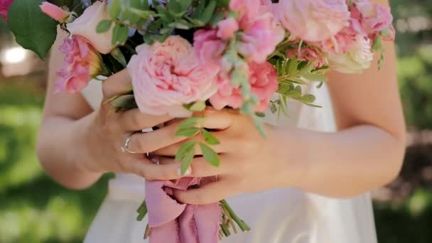 Detailní svatební kytice ruce nevěsta svatební den zásnubní prsten zelené pozadí — Stock video