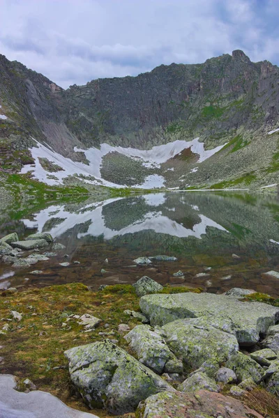 Spiegelung des Schnees im Bergsee — Stockfoto