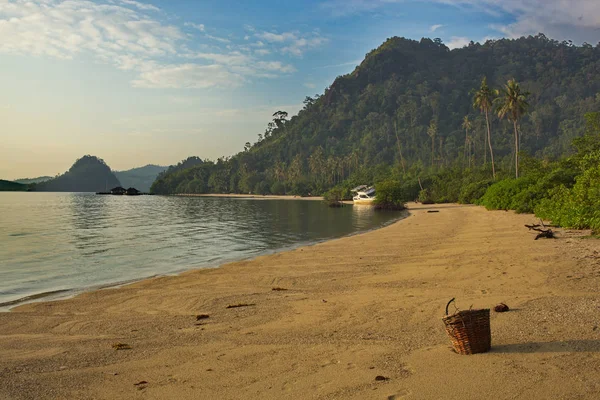 Cesta de agua caliente en la playa tropical — Foto de Stock