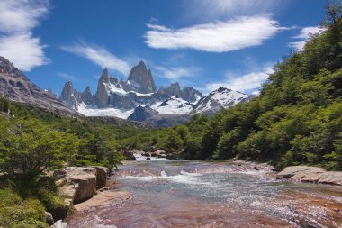 gelen bir akış Fitz Roy Dağı'nda göster