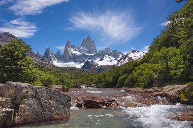 Nehrin üzerinde bir güzel tüysü bulut üzerinden Fitz Roy dağın üzerinden görüntülemek