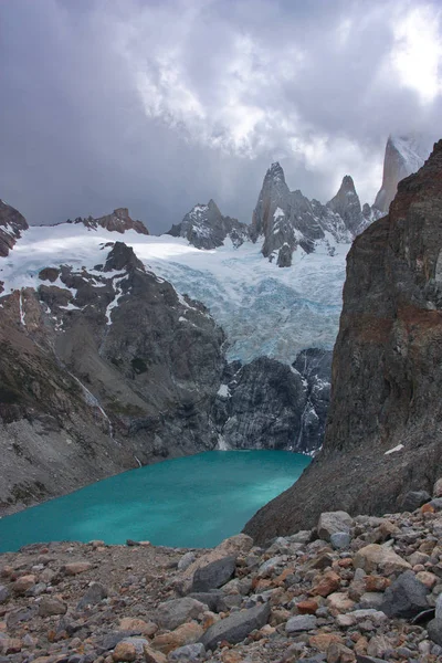 lagün Fitz Roy dağ eteklerinde turkuaz su ile