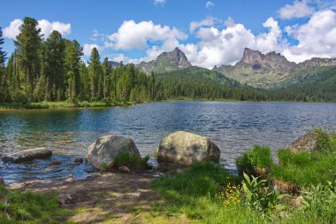 göl kıyısında Sayan dağlarında dağ zirveleri üzerinden görüntülemek