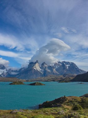 Cuernos del Paine Gölü Pehoe Ulusal Park Torres del Paine Şili'den görünümünü