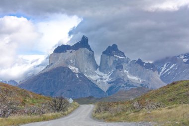 Cuernos del Paine içinde Milli Parkı Torres del Paine Şili'deki giden yol