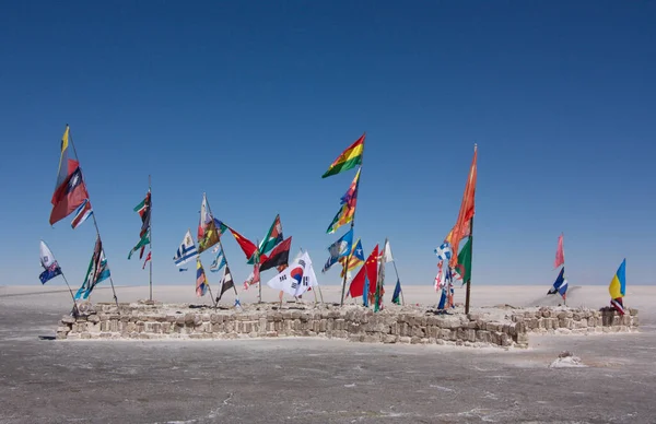 Σημαίες των διαφορετικών χωρών σε φυσιολογικό ορό η γη Salar de Uyuni στην Βολιβία — Φωτογραφία Αρχείου