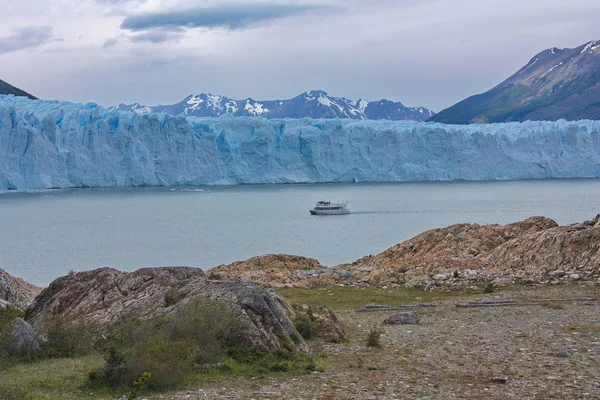 Το σκάφος επιπλέει πριν από έναν παγετώνα του Περίτο Μορένο — Φωτογραφία Αρχείου