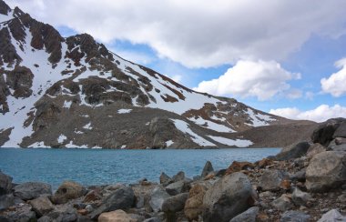 kar, bir lagün taşlı sahillerinin ridge kaplı
