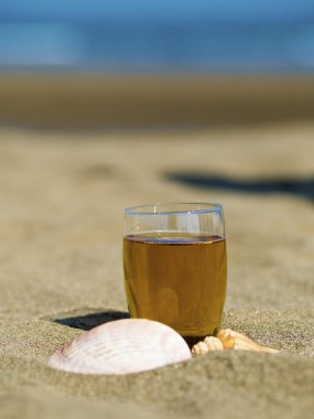 bardak çay kabukları ile