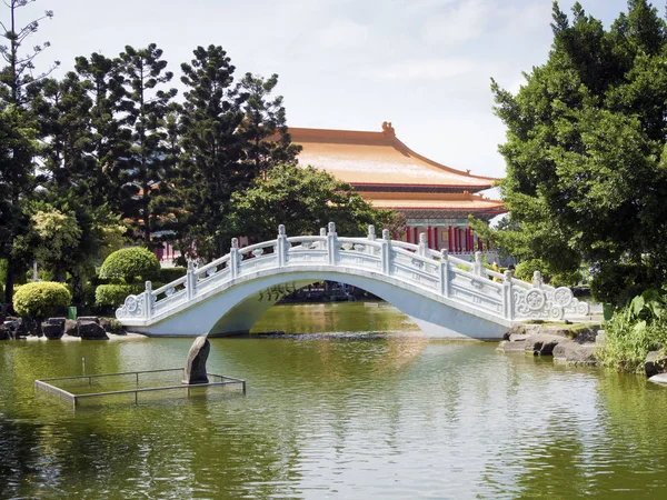 Ponte pedonale in pietra bianca — Foto Stock