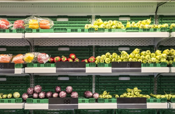 Фрукты и овощи в супермаркете — стоковое фото