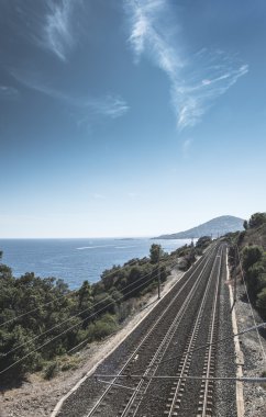 Plaj boyunca demiryolu hattı