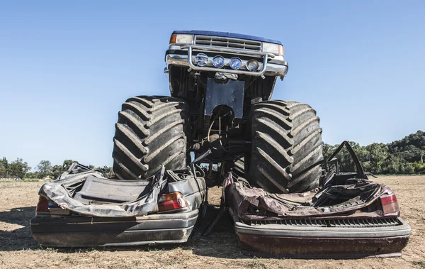 Monster truck nad samochodami — Zdjęcie stockowe