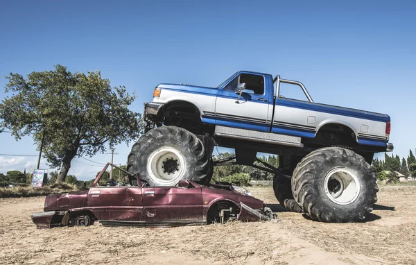 Monster truck keresztül autók — Stock Fotó