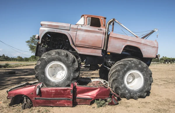 Monster truck keresztül autók — Stock Fotó