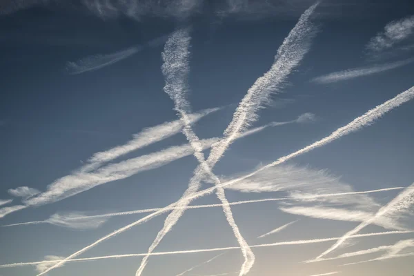 Tracce di aerei nel cielo — Foto Stock