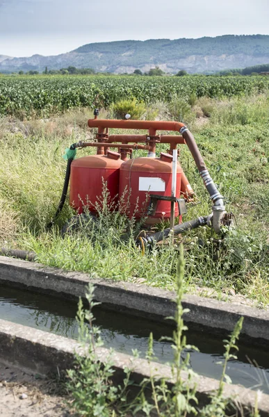 Tuberías y agua del grifo — Foto de Stock