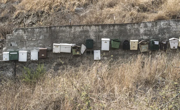 Várias caixas de correio. Cores diferentes — Fotografia de Stock
