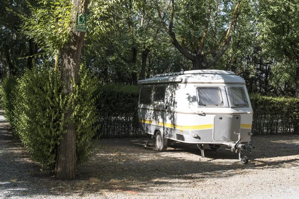 Liten husvagn på campingen — Stockfoto