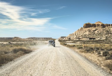 Turist araba ve toprak yol