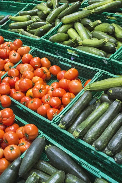 Tomates y calabacines en una tienda — Foto de Stock