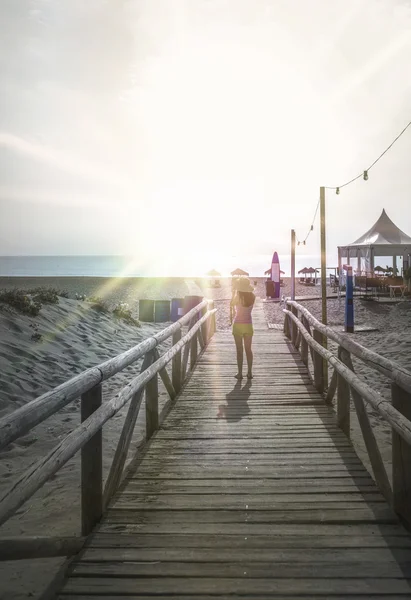 Woman with hat on the beach — Stock Photo, Image