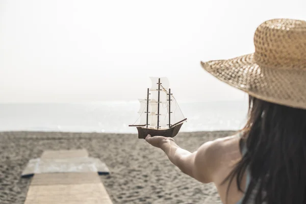 Жінка тримає модель човна — стокове фото