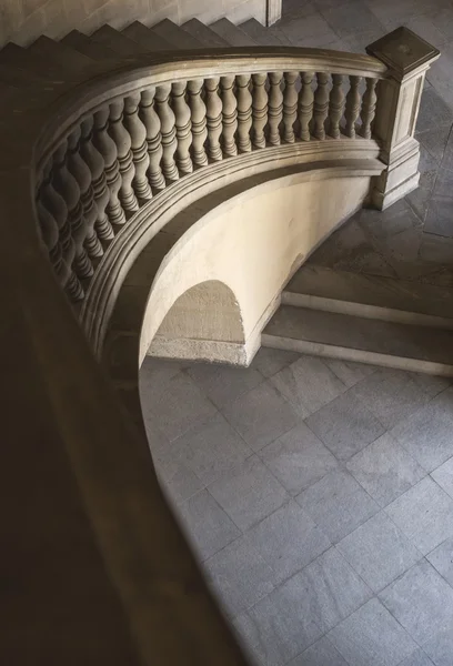 Staré kamenné schody s ozdobou — Stock fotografie
