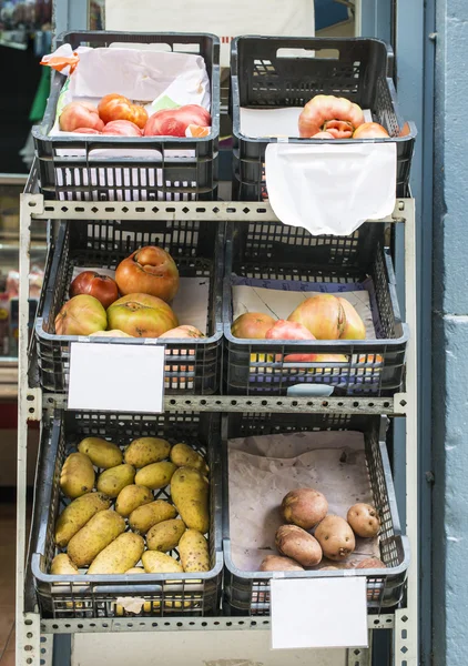 Tomater och potatis i butik — Stockfoto