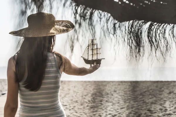 Жінка тримає модель човна — стокове фото