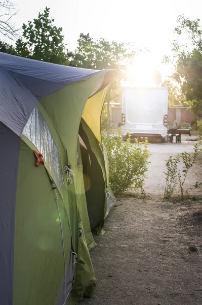 Camper in campsite — Stock Photo, Image