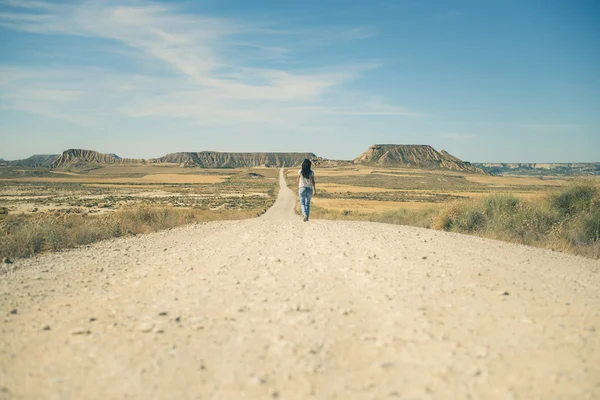 Femme marchant sur le chemin de terre . — Photo