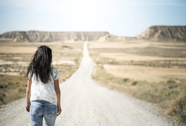 Femme marchant sur le chemin de terre . — Photo