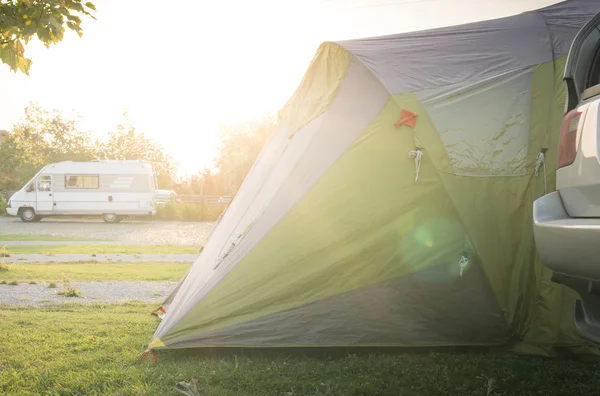 Tenda e auto in campeggio — Foto Stock