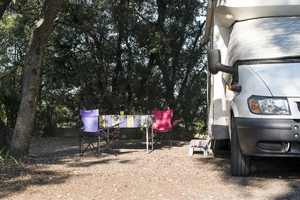 Camper in campeggio al mattino — Foto Stock