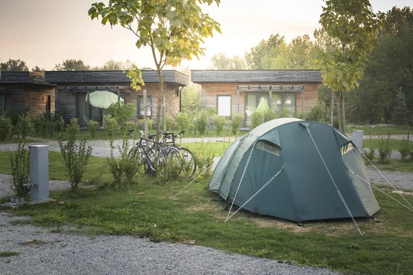 Tente et vélos sur le camping — Photo