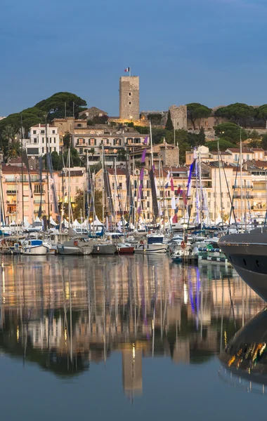 Yates en la bahía de Cannes por la noche — Foto de Stock