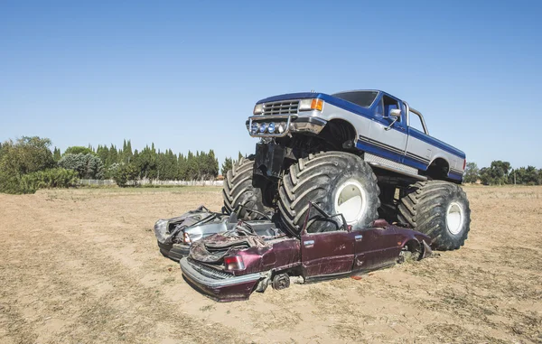 Monster truck nad samochodami — Zdjęcie stockowe