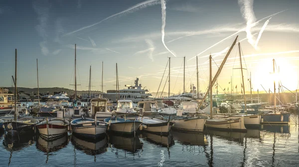 Jachty v zálivu Saint Tropez — Stock fotografie