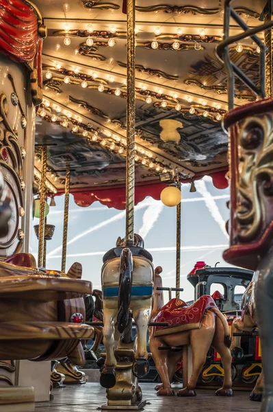 Carrousel dans le parc d'attractions — Photo