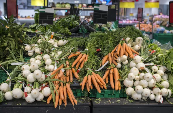 Carottes et oignons en magasin — Photo