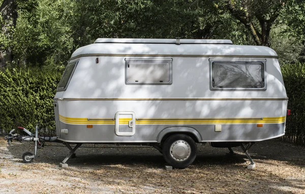 Pequeña caravana en el camping —  Fotos de Stock