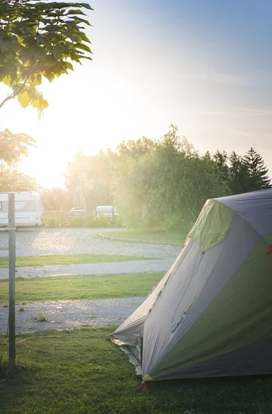 Палатка и машина на территории кемпинга — стоковое фото