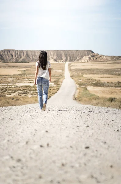 Donna con jeans che cammina — Foto Stock